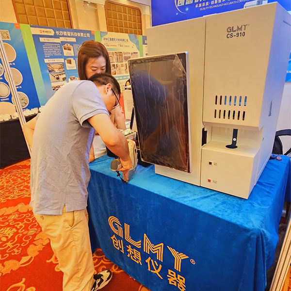 為客戶演示手持式光譜儀的檢測 /cxyq/20240627154915-FkHfLDcCSPSPbpJ3rg0QpbhrNeAM.jpg